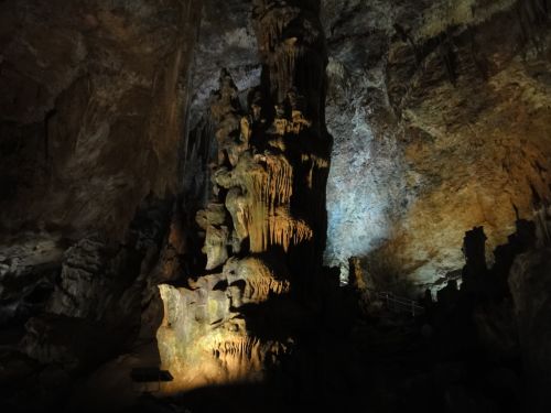 сталагмиты пещеры Астма Желаний